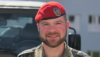 Kompaniechef Hauptmann Carsten Dominique Zönnchen Ein Soldat mit Barett schaut lächelnd in die Kamera.