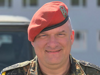 Oberstabsfeldwebel Marco Girndt Ein Soldat schaut freundlich in die Kamera.