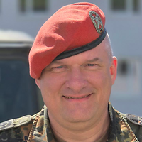 Ein Soldat schaut freundlich in die Kamera.