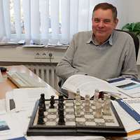 Ein Mann hinter einem Schreibtisch