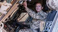 Eine Soldatin sitzt auf dem Fahrersitz ihres gepanzerten Fahrzeugs