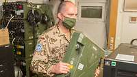 Ein Soldat trägt eine Abdeckung 