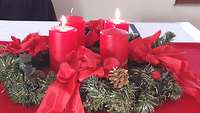 Adventskranz mit zwei brennenden Kerzen