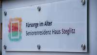 Das Schild am Eingang der Seniorenresidenz Haus Steglitz.