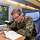 Soldaten fahren mit der Bahn
