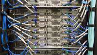 Foto von einem leistungsfähigen Server in einem Rechenzentrum. Dieser ist in der Lage die unzähligen Daten zu verarbeiten
