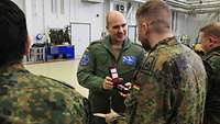 Oberstleutnant Andreas Beckmann verleiht einem Soldaten die Einsatzmedaille der Mission VAPB.