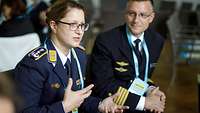 Lale Bartoschek in Luftwaffenuniform und ihr Ehemann Jörg Bartoschek in Marineuniform sitzen nebeneinander.