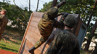 Ein Soldat überwindet ein Hindernis.
