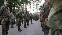 Soldaten stehen in einer Formation im "still gestanden".