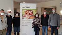 Die Heimleiterin Frau Noack mit den Kameraden des Geschwaders. Sie stehen für ein Gruppenbild zusammen.