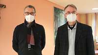 Zwei Personen mit Mund-Nasen-Schutz im Potrait