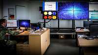 Die Operationszentrale im Weltraumlagezentrum in Uedem ist voller Monitore und Technik.