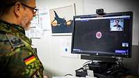 Oberstleutnant Blätte erklärt via Videokonferenz Themen des Weltraums.