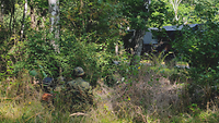Im Dickicht warten Soldaten auf ein Zeichen.