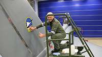 Eurofighter wird beklebt Ein Mechaniker beklebt ein Flugzeug mit dem Verbandsabzeichen der neuen Einheit.