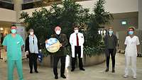 Gruppenbild mit Abstand und Maske im Universitätsklinikum: In der Mitte steht Landtagsabgeordneter Johannes Hintersberger.