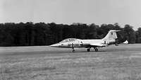 Black and white photo of a TF-104 G Starfighter of the Bundeswehr on the tarmac