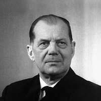 Porträtaufnahme eines Admirals in dunkler Uniform