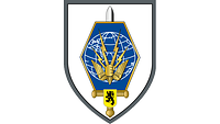 Ein wabenförmiges, blaues Wappen mit Erdball, darauf eine goldene Hand, die vier Blitze hält.