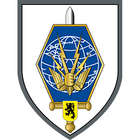 Ein wabenförmiges, blaues Wappen mit Erdball, darauf eine goldene Hand, die vier Blitze hält.