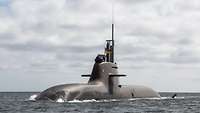 Ein aufgetauchtes U-Boot in See