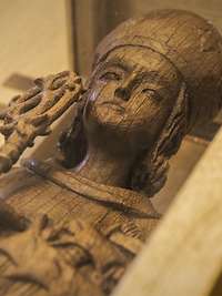 Eine Holzfigur eines Bischofs mit Bischofsmütze und Krummstab.