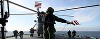 Ein Hubschrauber vom Typ Sea King startet vom Flugdeck eines Schiffes