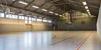Blick in eine leere Turnhalle