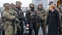 Bundeskanzlerin Angela Merkel unterhält sich mit Soldaten.