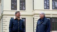 Jan Kurz (links) vom Förderkreis Historisches Blankenese und Wolfgang Schmidt von der Führungsakademie