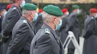 Soldatinnen und Soldaten stehen in einer Formation auf einem Antreteplatz 