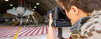 Soldatin fotografiert Eurofighter in Halle