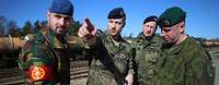 Soldaten der EFP-Battlegroup während der Übung Hunter Vier Soldaten verschiedener Nationen im Gespräch