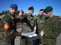 Soldaten der EFP-Battlegroup während der Übung Hunter Vier Soldaten verschiedener Nationen im Gespräch