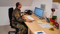 Soldat arbeitet am Computer.