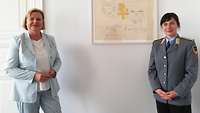 Wehrbeauftragte Dr. Eva Högl und Hauptmann Caroline Grosse Wehrbeauftragte Dr. Eva Högl posiert mit Hauptmann Caroline Grosse anlässlich eines Interviews
