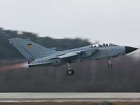 Tornado 43+42 beim Werksflug Der Tornado 43+42 startet in Manching.