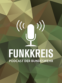 Das Logo "Funkkreis – Podcast der Bundeswehr" in Weiß auf einem tarnfarbenen Polygonmuster