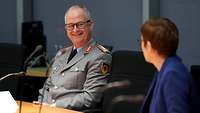 General Eberhard Zorn und Annegret Kramp-Karrenbauer sitzen in einem Konferenzraum nebeneinander.