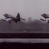 Schwarz-Weiß-Aufnahme: Zwei Kampfflugzeuge starten