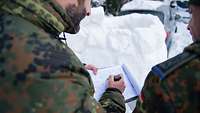 Zwei Soldaten von hinten mit einer Karte zwischen sich