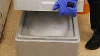 Eine Thermobox, in der in Trockeneis der Impfstoff gelagert wird.