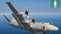 Der Seefernaufklärer P-3C Orion fliegt über das Meer