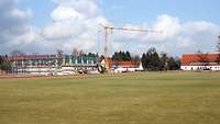 Baukran in Strausberg Ein großer Baukran dreht sich beim Neubau einer Sporthalle für die Bundeswehr.