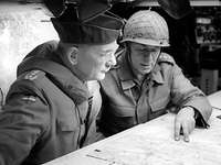Ulrich de Maizière visits troops De Maizière and Soldat look at the map