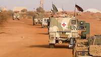 Ein Militärkonvoi auf Sandpisten in Mali