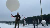 Ein Soldat mit einem Ballon