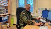 Ein Soldat an einem Rechner