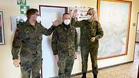 Drei Soldaten bei einer Beförderung